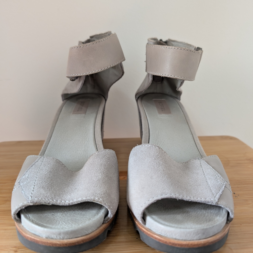Sorel Gray Wedge Shoes with Suede Texture and Velcro Strap
